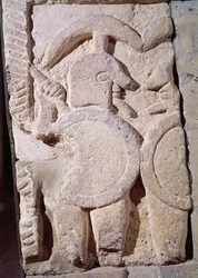 Antike Stele mit Relief eines Kriegers